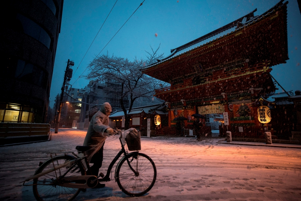 bao tuyet ky luc tan cong tokyo 6000 nguoi mac ket o san bay