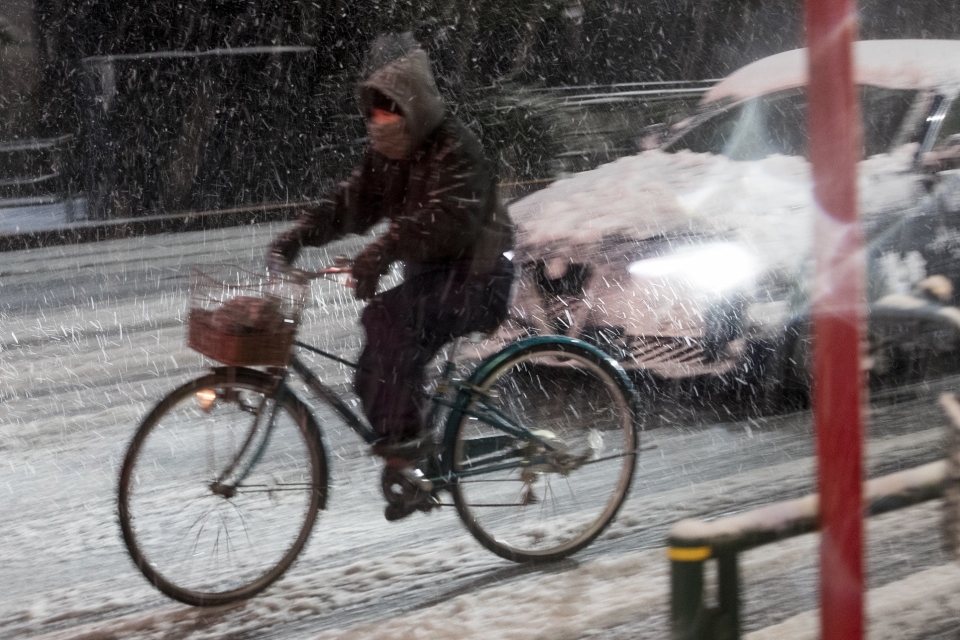 bao tuyet ky luc tan cong tokyo 6000 nguoi mac ket o san bay