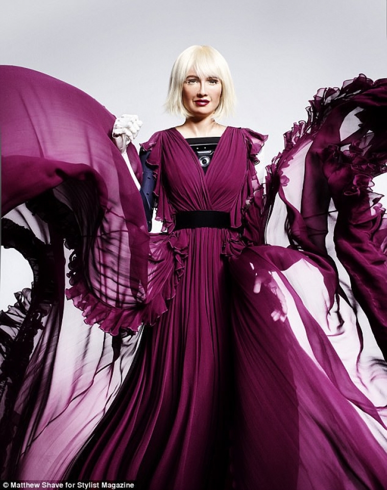 tranh cai viec de robot tro thanh ngoi sao thoi trang