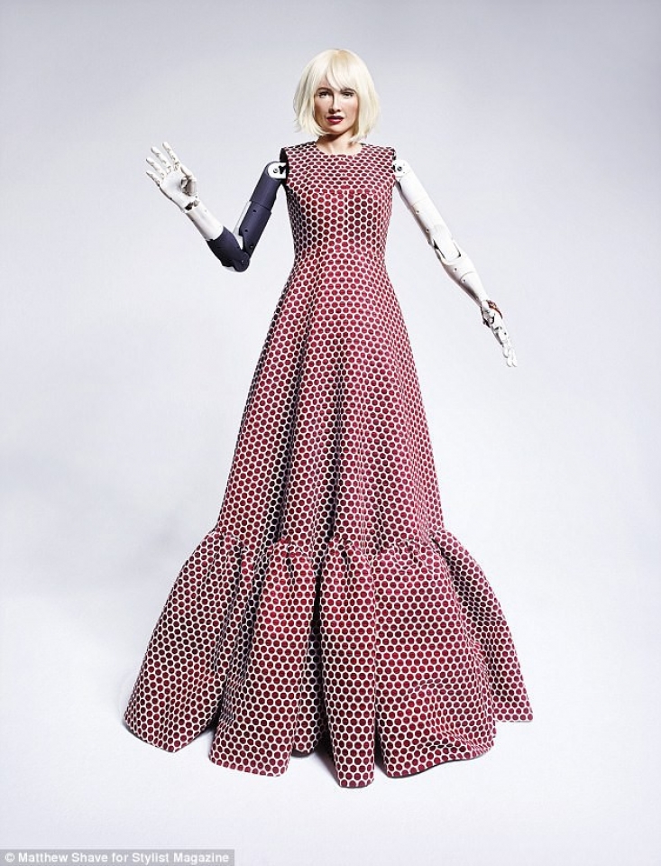 tranh cai viec de robot tro thanh ngoi sao thoi trang