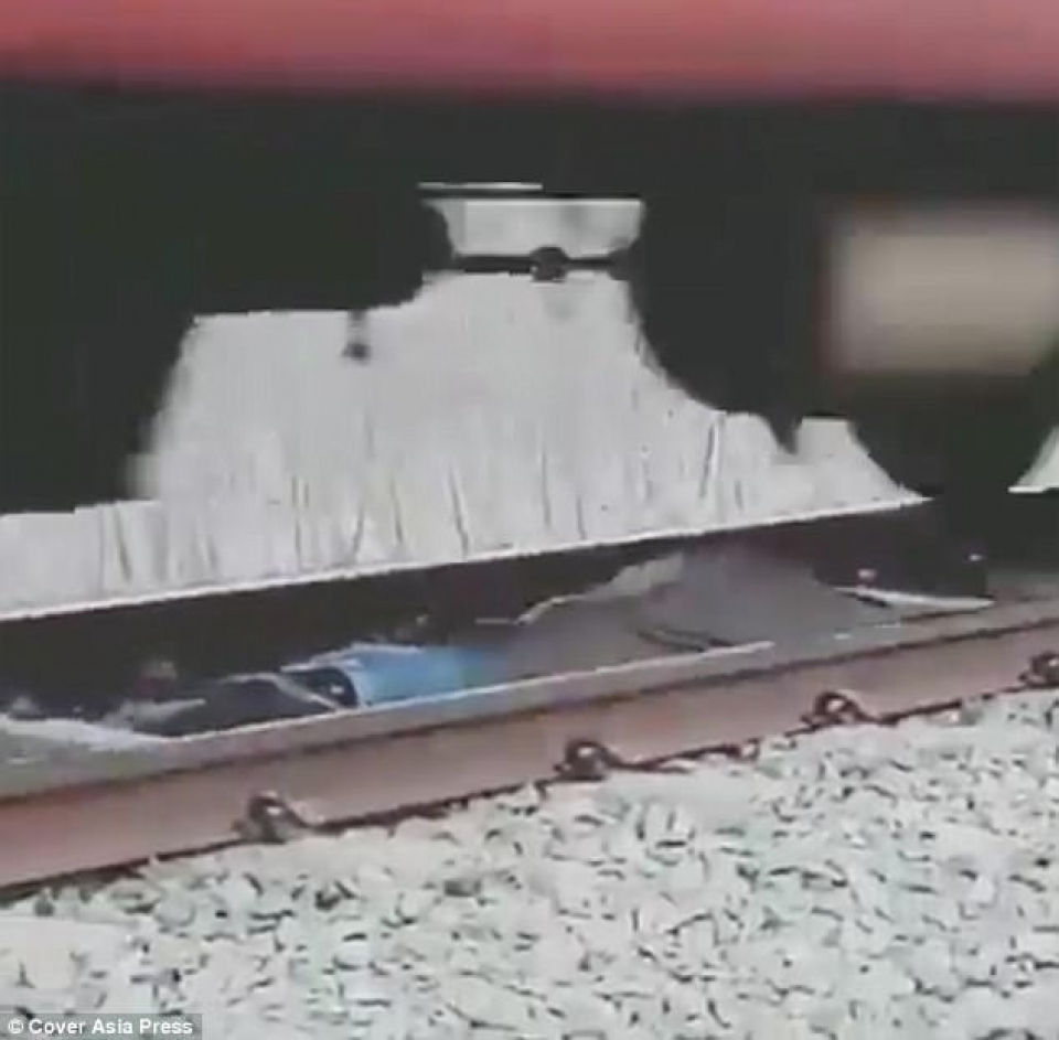 an do thanh nien lieu minh nam duoi duong ray de tau chay qua