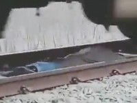 cap doi tre lieu mang du len tau dien cao toc de hen ho