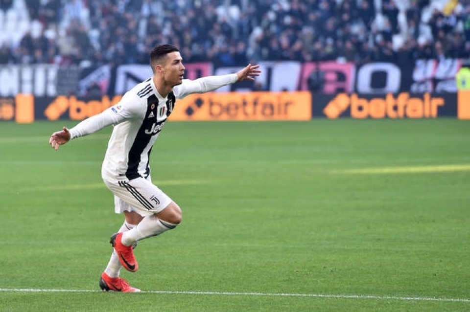 danh bai mbappe va griezmann ronaldo lan thu 5 gianh giai cau thu hay nhat nam