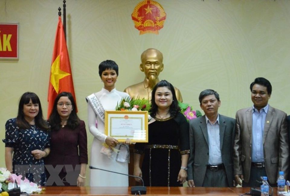 ton vinh nhung dong gop vi cong dong cua hoa hau hhen nie