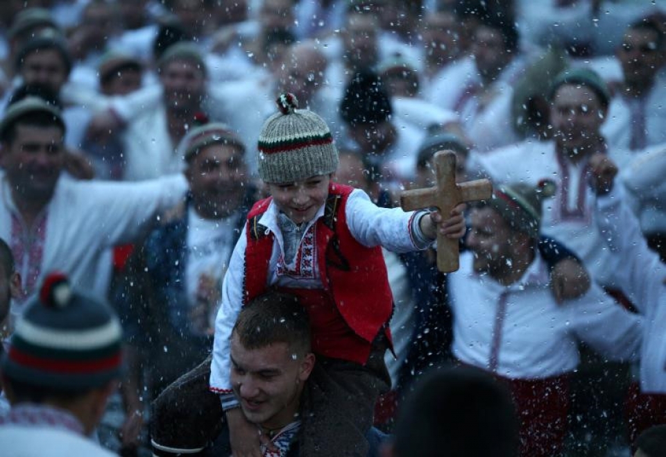 nguoi co doc giao nhay xuong dong song bang gia mung le hien linh