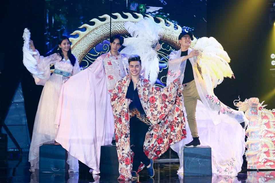 he lo hinh anh hoa hau tieu vy dien xuat chiu choi trong tao xuan ky hoi