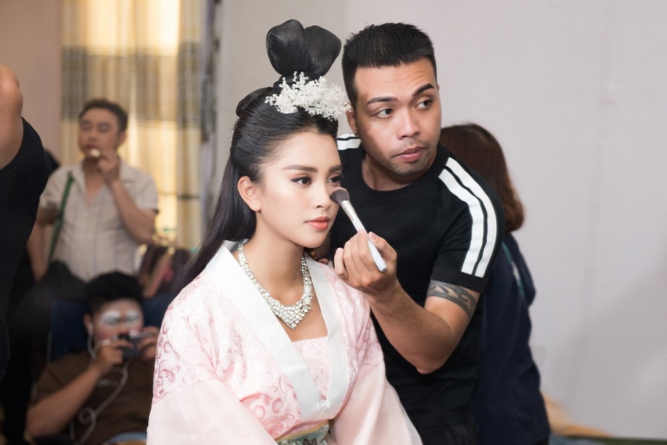 he lo hinh anh hoa hau tieu vy dien xuat chiu choi trong tao xuan ky hoi