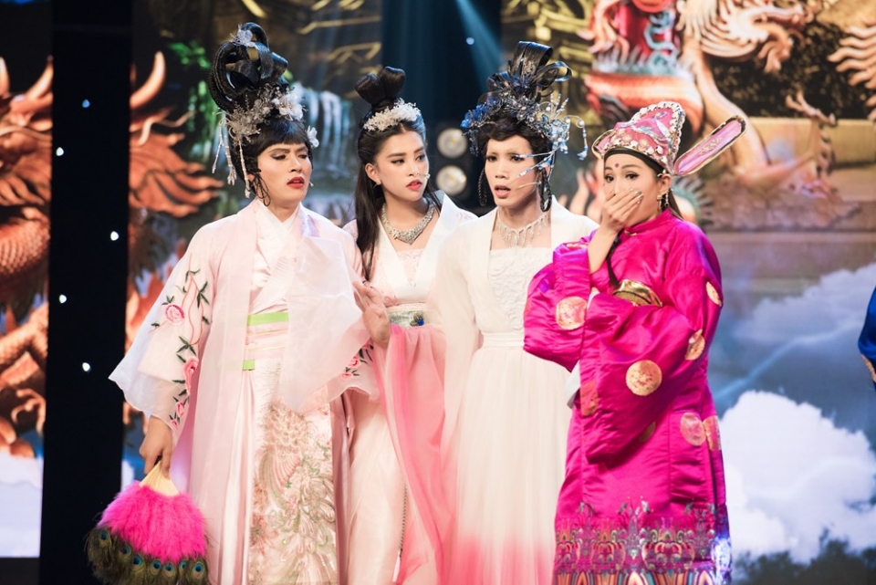 he lo hinh anh hoa hau tieu vy dien xuat chiu choi trong tao xuan ky hoi