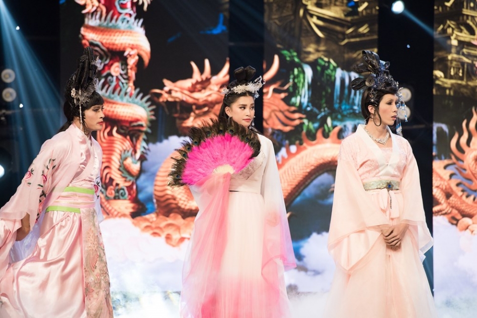 he lo hinh anh hoa hau tieu vy dien xuat chiu choi trong tao xuan ky hoi