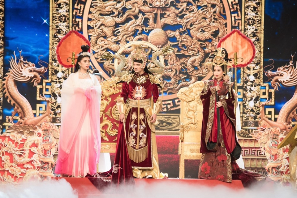 he lo hinh anh hoa hau tieu vy dien xuat chiu choi trong tao xuan ky hoi