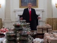 mieng bang vet thuong tren tay ong trump gay xon xao