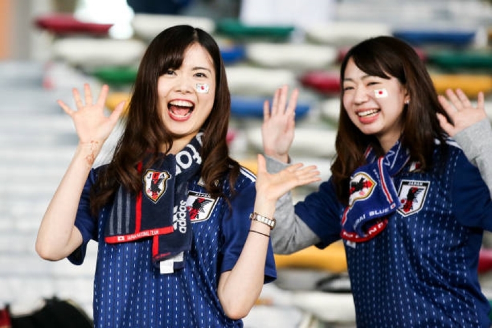 ngat ngay voi cac bong hong tren khan dai asian cup 2019