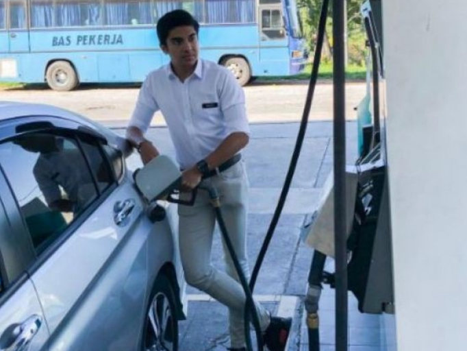 Bức ảnh đổ xăng gây tranh cãi của Bộ trưởng trẻ nhất lịch sử Malaysia