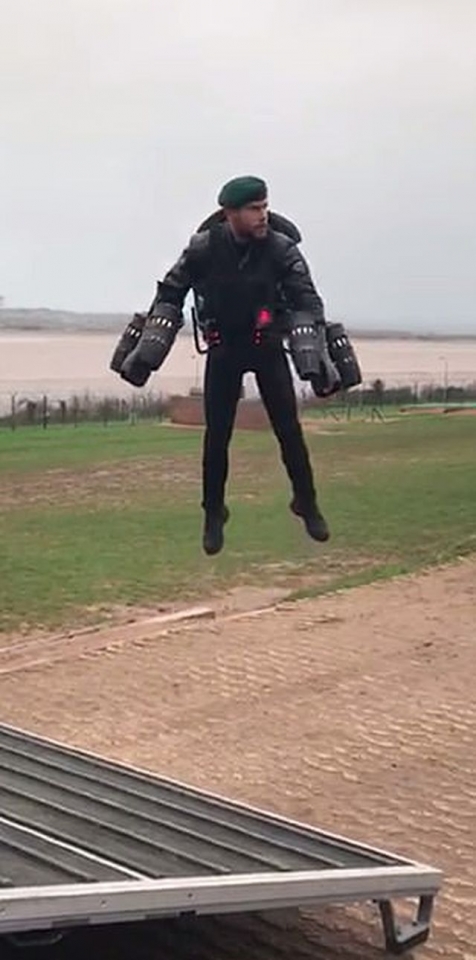 bo trang phuc giup quan nhan anh bay nhu sieu nhan