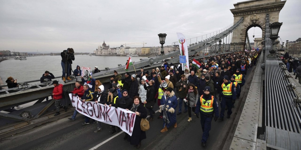 hungary bieu tinh ram ro o phan doi luat lao dong sua doi