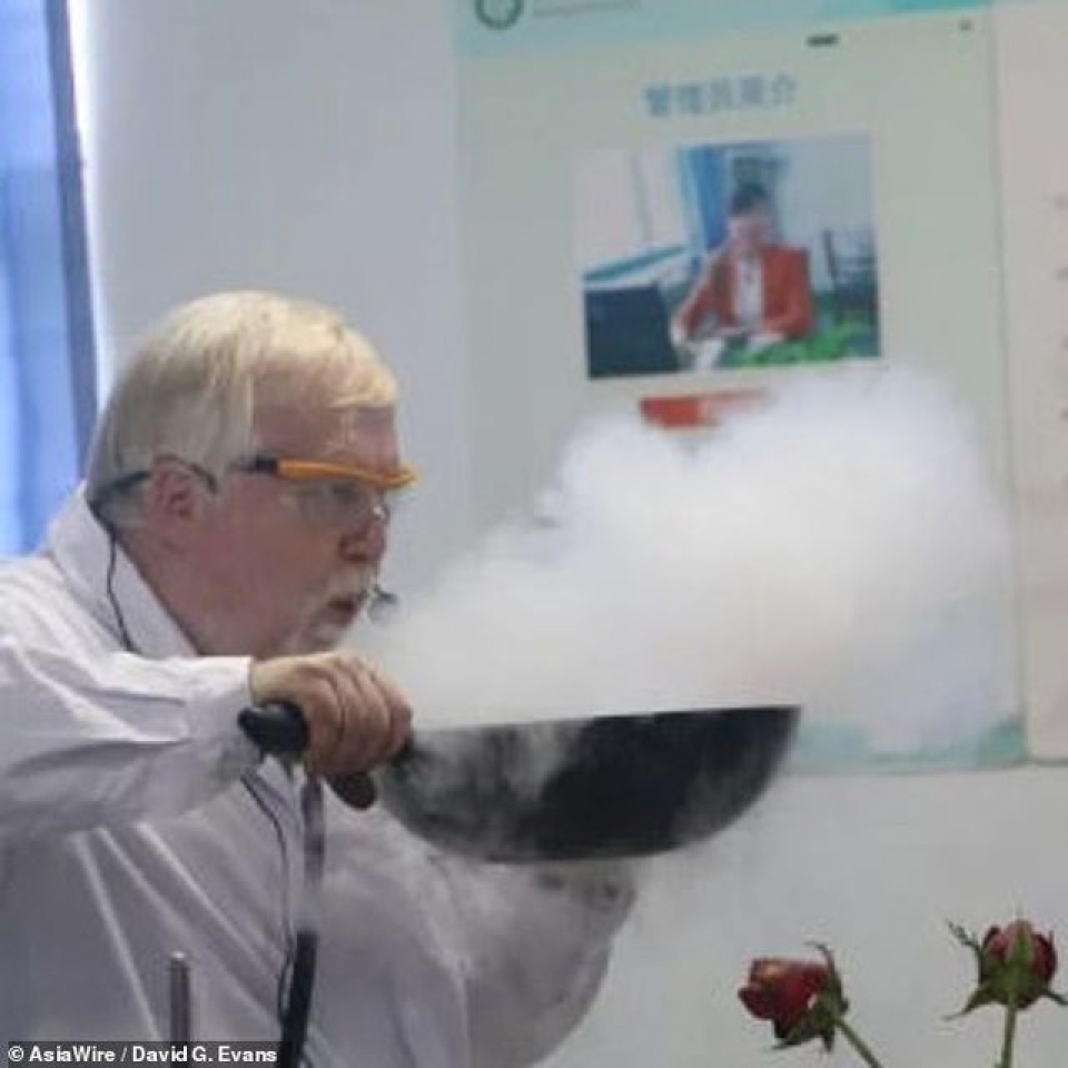 gs hoa hoc tro thanh hien tuong internet voi nhung thi nghiem doc dao