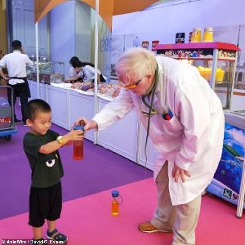 gs hoa hoc tro thanh hien tuong internet voi nhung thi nghiem doc dao