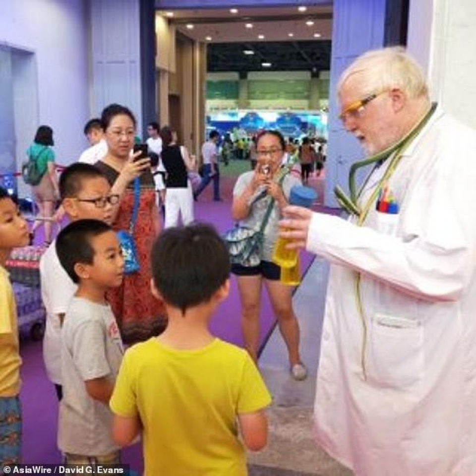 gs hoa hoc tro thanh hien tuong internet voi nhung thi nghiem doc dao