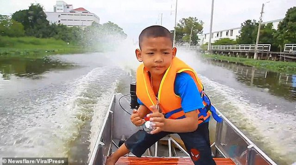 thai lan cau be 5 tuoi tu lai xuong may toi truong mot cach thanh thao