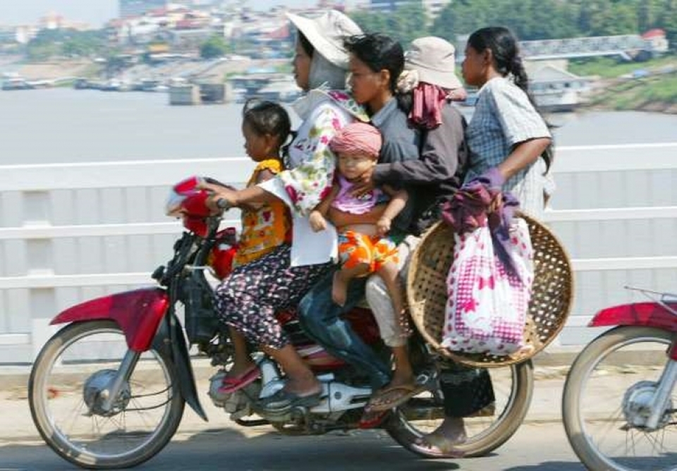 kinh ngac truoc nhung sieu xe cho hang qua tai den kho tin