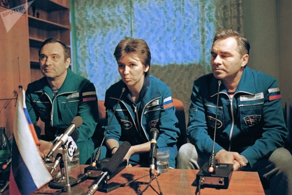 gap nhung bong hong phi hanh gia nga tung bay vao khong gian