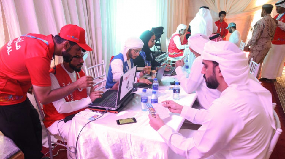 hoang tu uae vung tien mua het ve ngan khong cho cdv qatar vao san