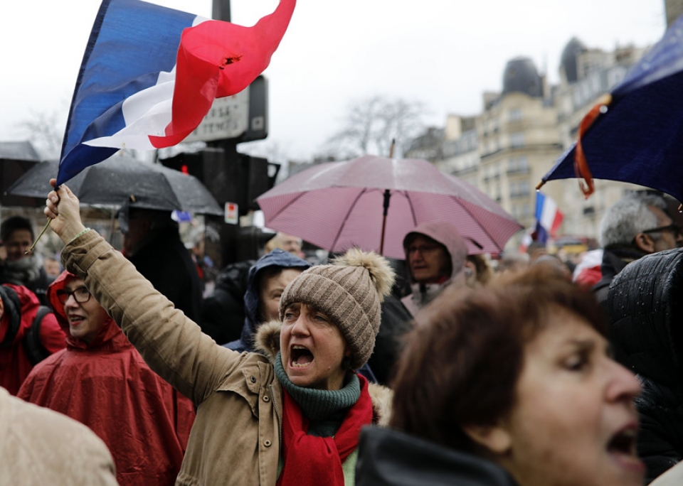 phap khan do xuong duong phan doi ao vang