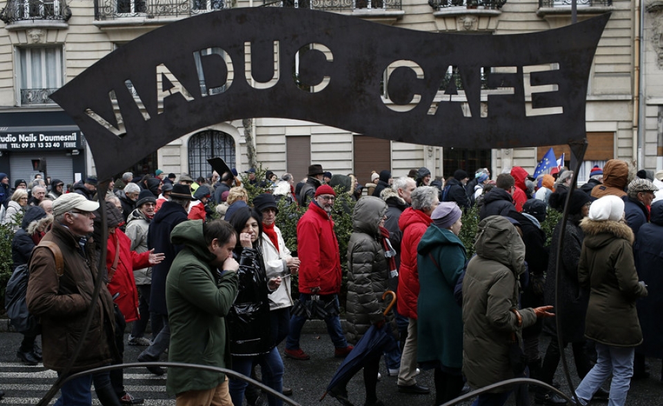 phap khan do xuong duong phan doi ao vang