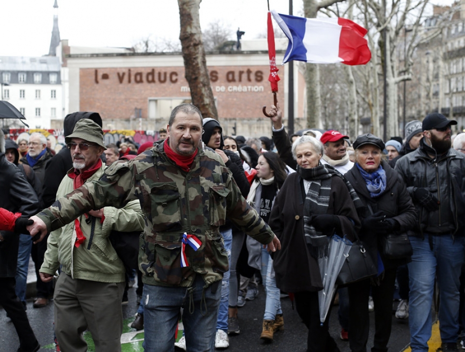 phap khan do xuong duong phan doi ao vang