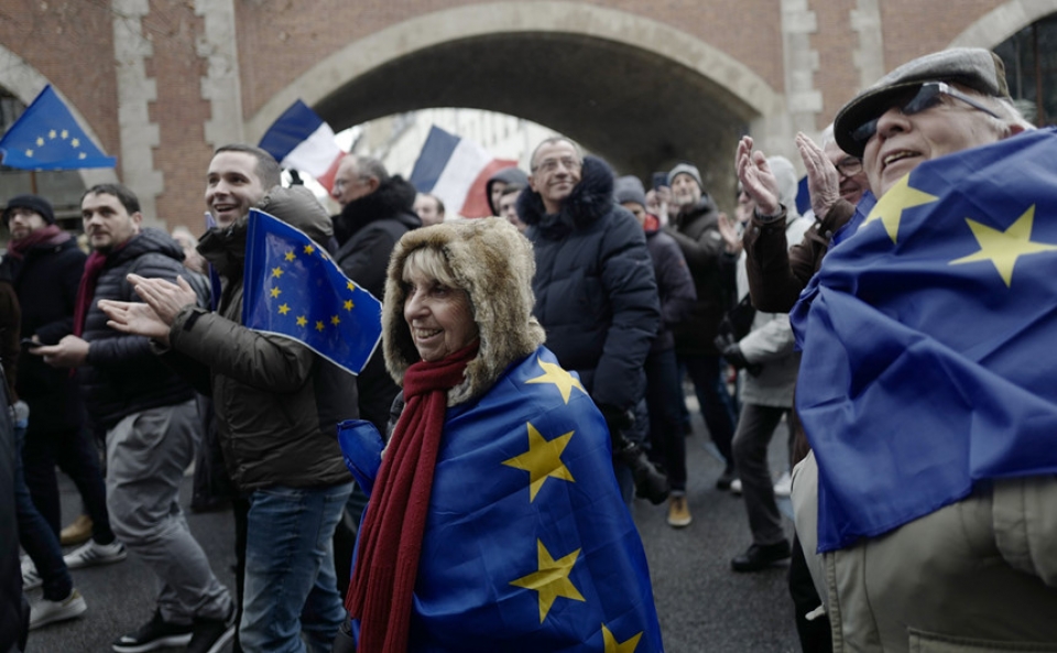 phap khan do xuong duong phan doi ao vang