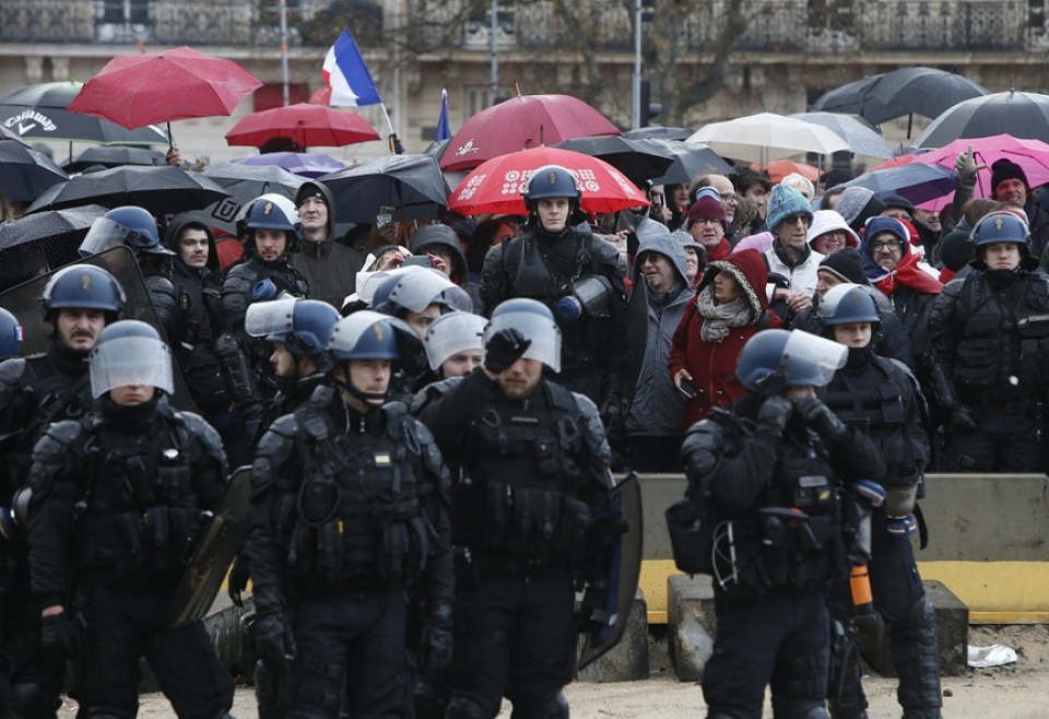 phap khan do xuong duong phan doi ao vang