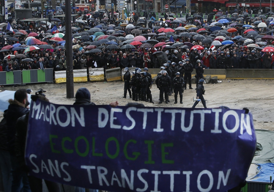 phap khan do xuong duong phan doi ao vang