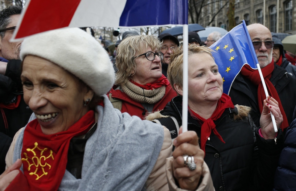 phap khan do xuong duong phan doi ao vang