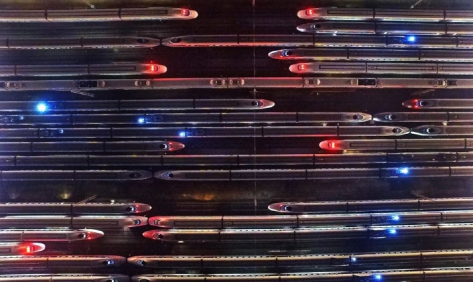 xuan van trung quoc bien nguoi xep hang cho tau xe ve que an tet