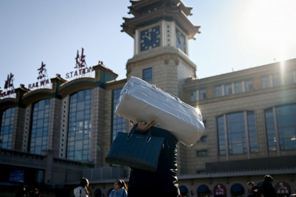 xuan van trung quoc bien nguoi xep hang cho tau xe ve que an tet