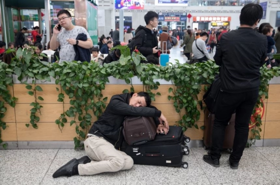 xuan van trung quoc bien nguoi xep hang cho tau xe ve que an tet