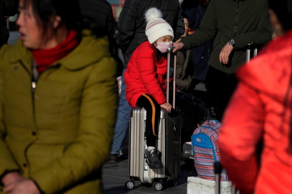 xuan van trung quoc bien nguoi xep hang cho tau xe ve que an tet