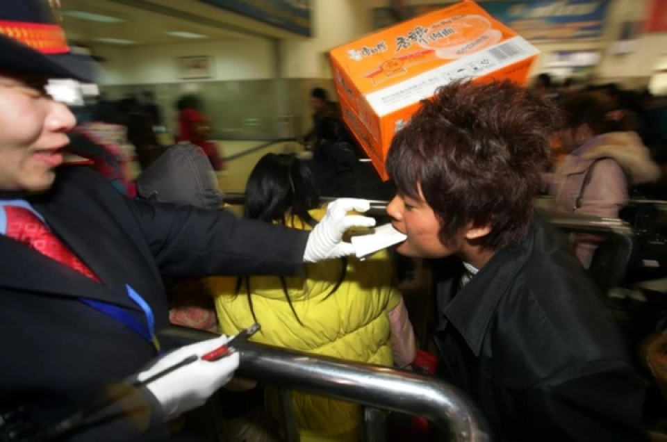 xuan van trung quoc bien nguoi xep hang cho tau xe ve que an tet