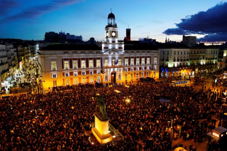 Tây Ban Nha: Cảnh sát dùng cần cẩu dẹp loạn ở thủ đô Madrid tay ban nha canh sat dung can cau dep loan o thu do madrid