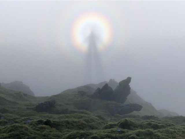 bong ma hinh nguoi xuat hien tren dinh nui