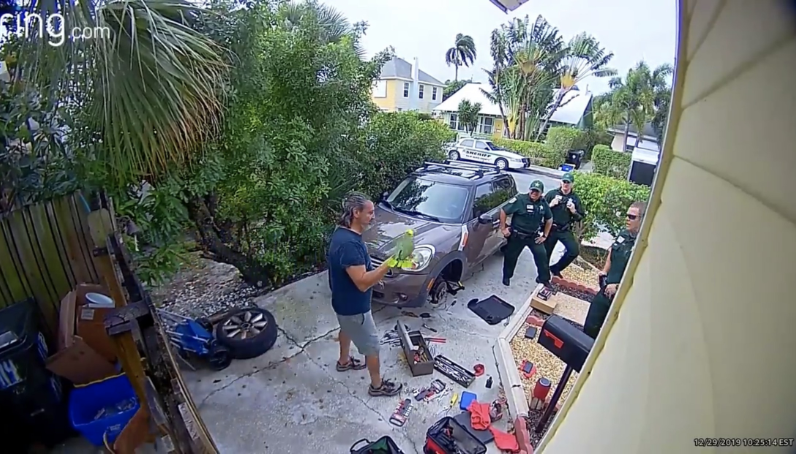 tieng keu cuu khan thiet tu mot ngoi nha va cai ket bat ngo khi canh sat den