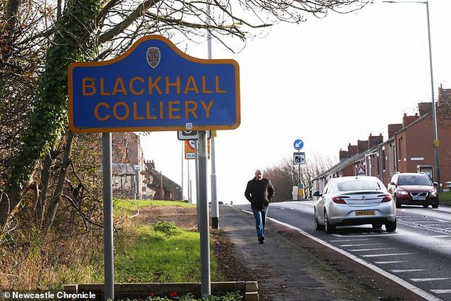 bi an nhung coc tien bi bo lai trong ngoi lang tim thay chu