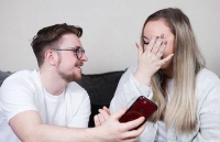 Mắc hội chứng lạ, cô gái ngất xỉu mỗi khi cười