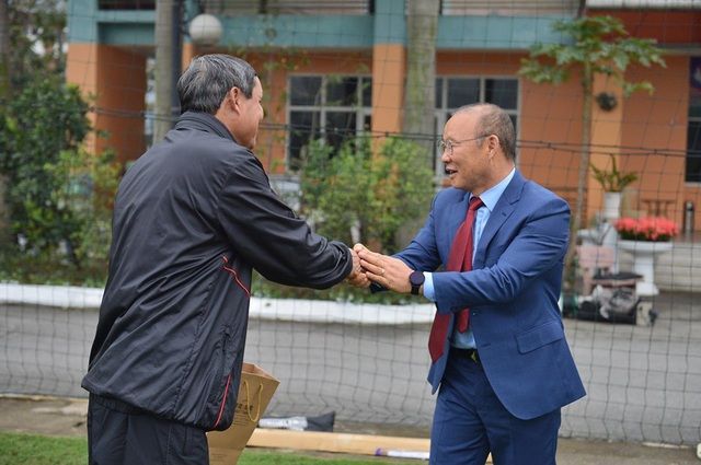 hlv park hang seo chuc tet tang qua dong nghiep mai duc chung