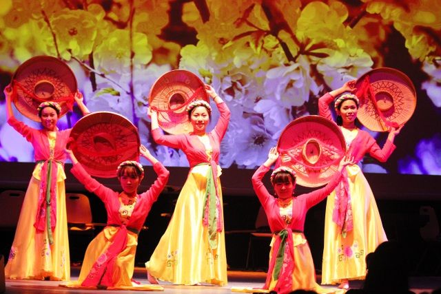 Quảng bá tinh hoa văn hóa Việt Nam trên đất Pháp nhung net dep van hoa viet toa sang tren dat phap