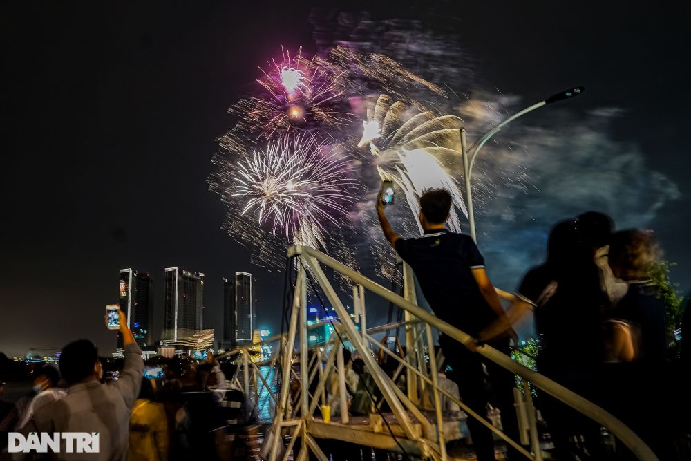 Màn song tầu pháo hoa của hai thành phố