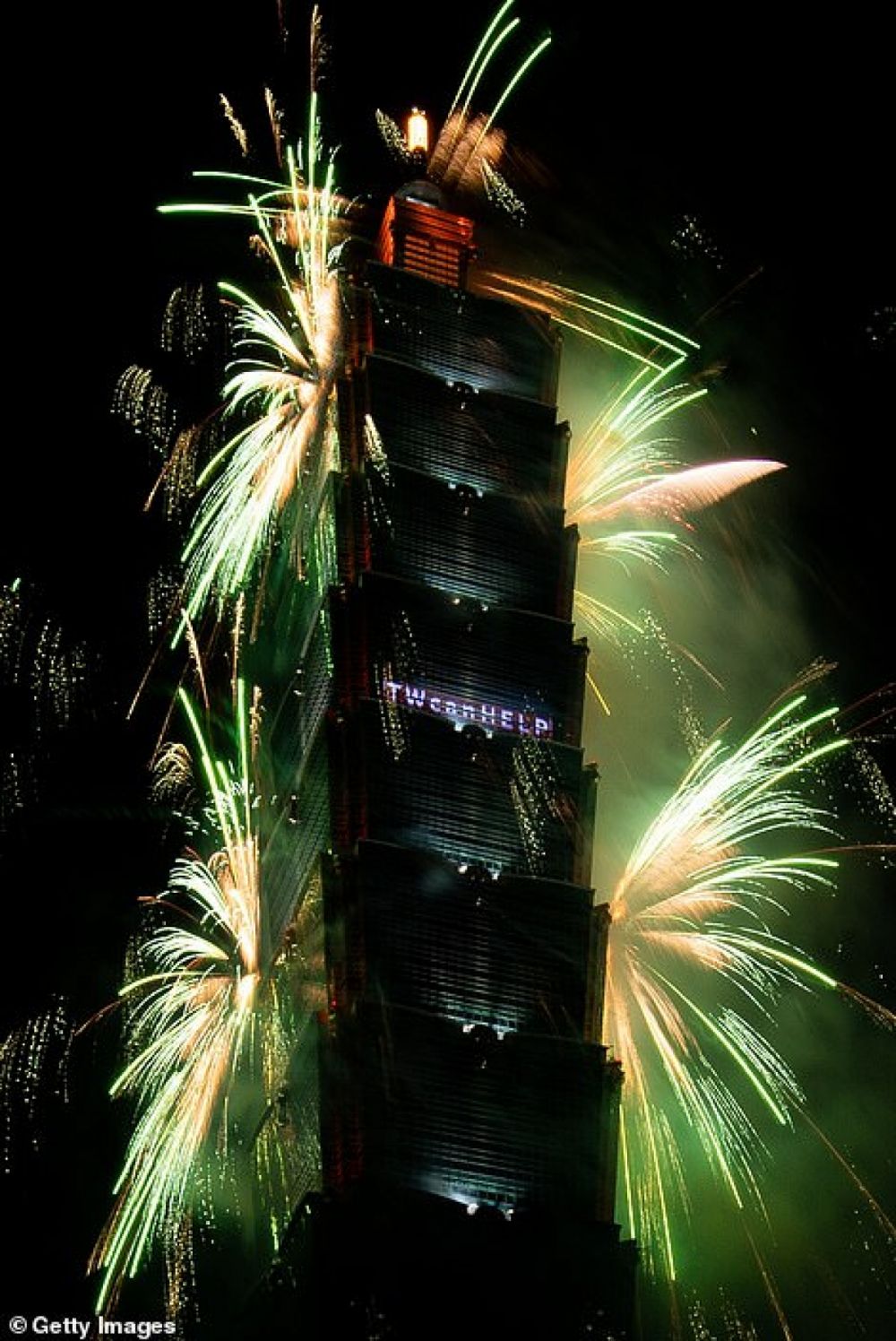 Màn trình diễn pháo hoa ngoạn mục ở Trung tâm Tài chính Thế giới Đài Bắc, Đài Loan (Trung Quốc).