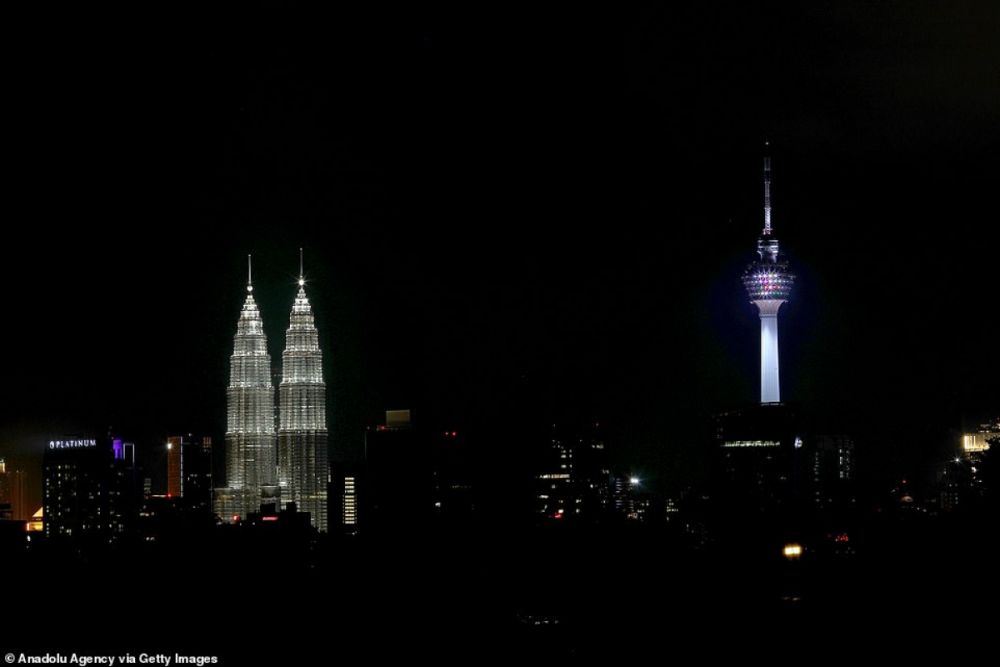 Không khí đón năm mới 2021 trái ngược nhau ở châu Á