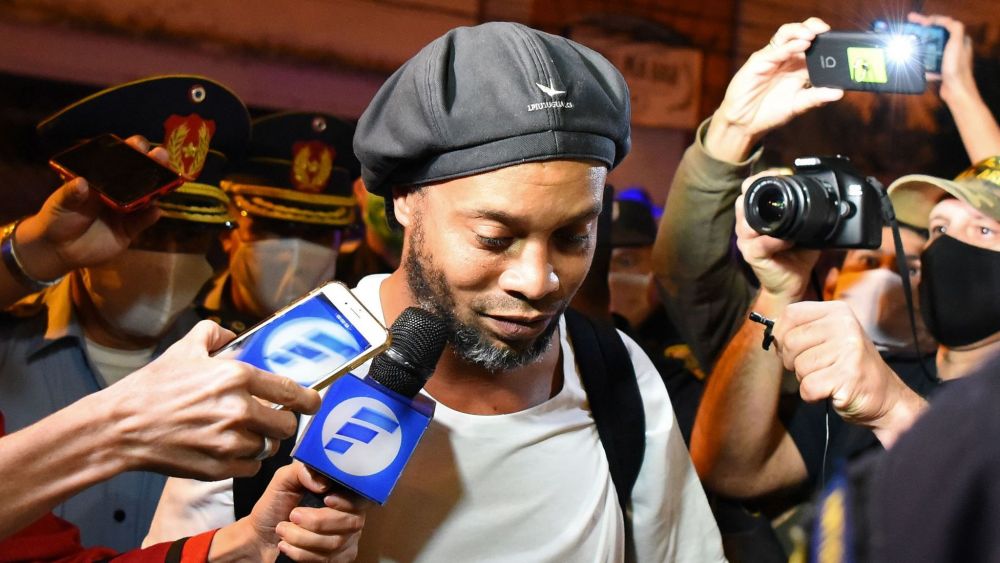 Paris Saint Germain mạnh tay trong kỳ chuyển nhượng tháng 1/2021; Nếu rời Liverpool, Salah đến Real Madrid; Ronadinho trở thành triệu phú ở Brazil