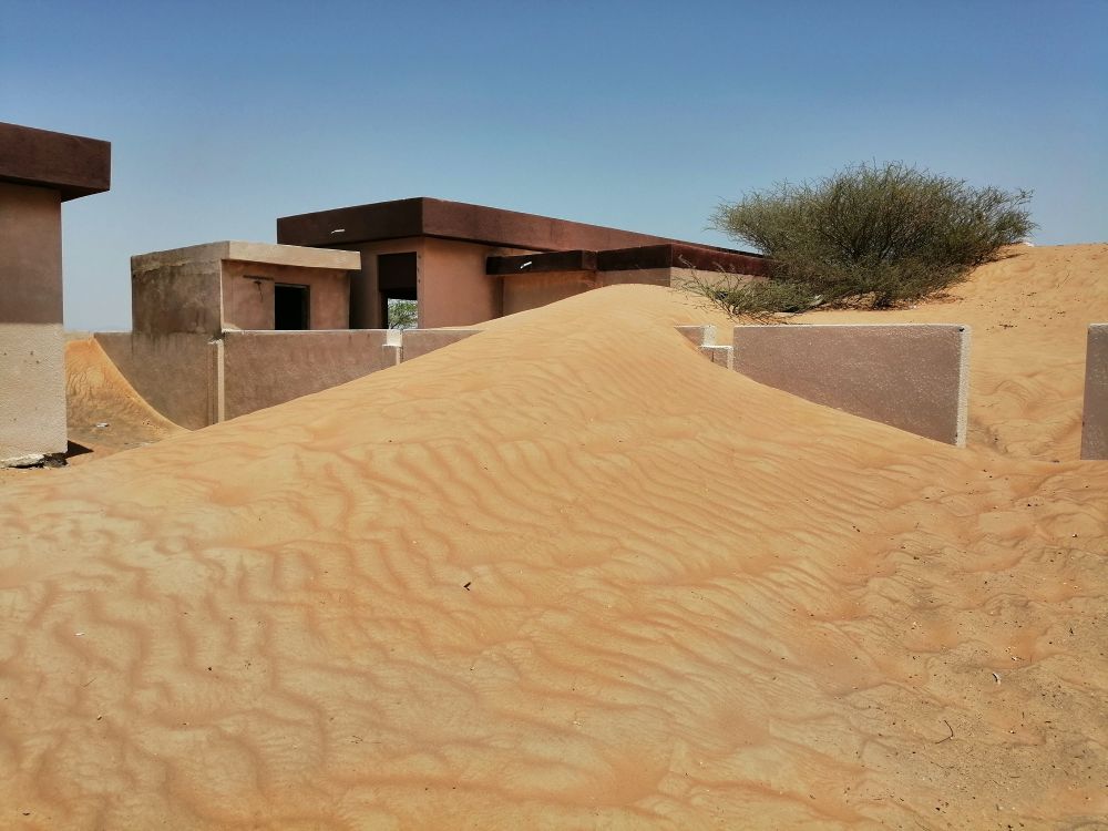 Bí ẩn ngôi làng bỏ hoang chôn vùi trong cát